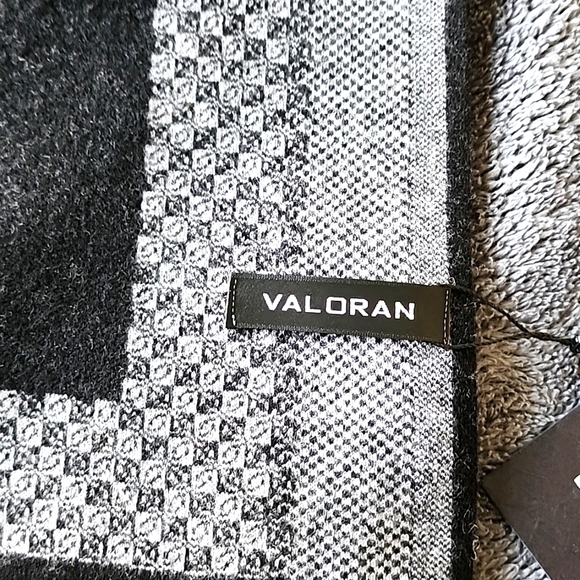 Valoran Wool Scarf ( New) - Picture 10 of 11